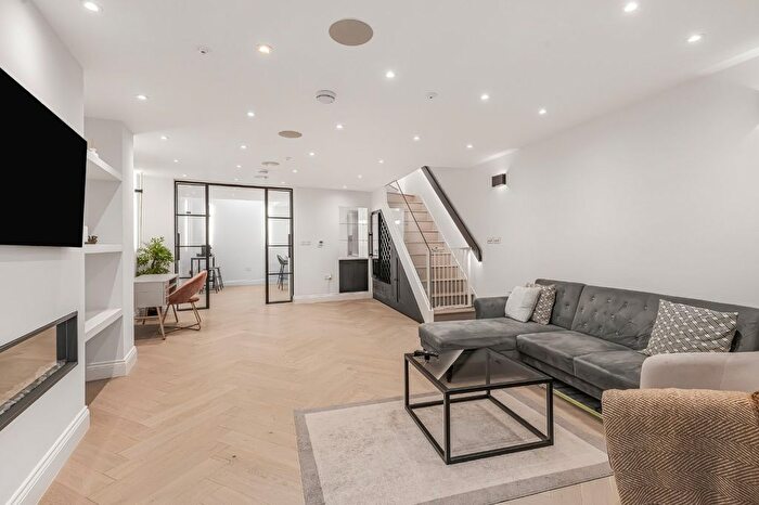 2 Bedroom Flat For Sale In Princedale Road, Holland Park, London, W11