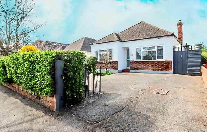 3 Bedroom Bungalow To Rent In Keston Avenue, New Haw, KT15