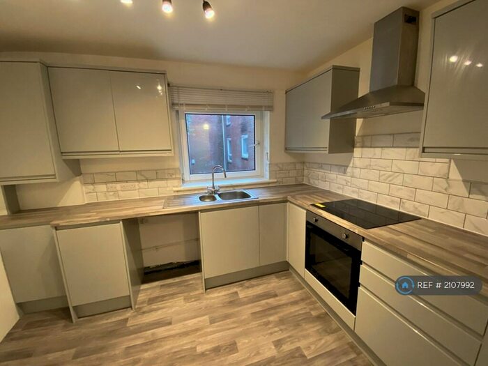 3 Bedroom Flat To Rent In Hasler Road, Poole, BH17