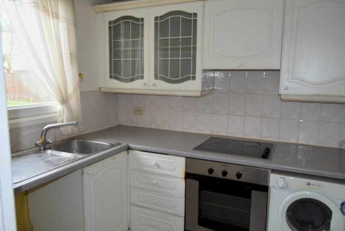 2 Bedroom Flat To Rent In Reddwood Estate, Hounslow, TW5