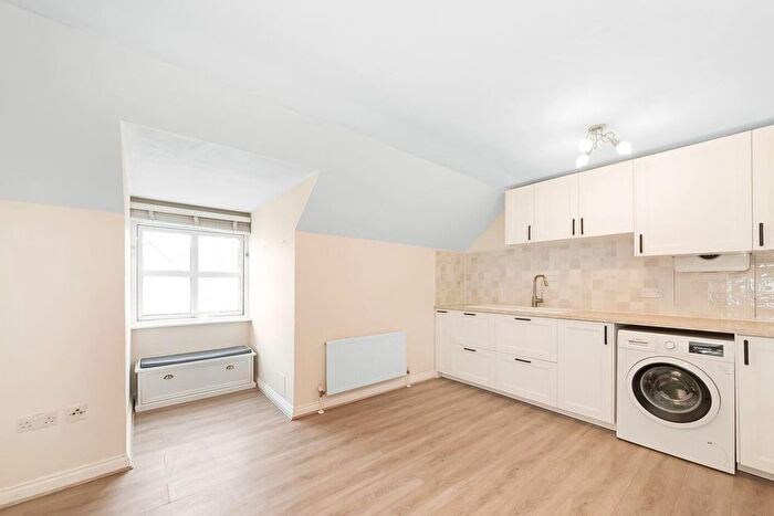 2 Bedroom Flat To Rent In Beulah Hill, Crystal Palace, London, SE19