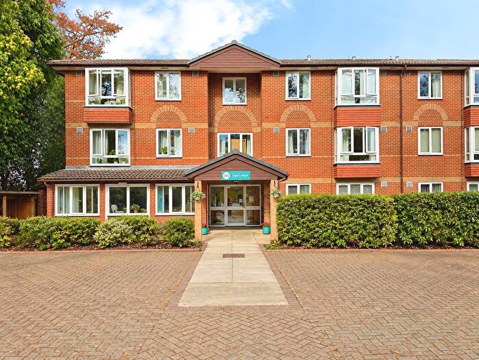 1 Bedroom Flat For Sale In New Road, Crowthorne, Berkshire, RG45