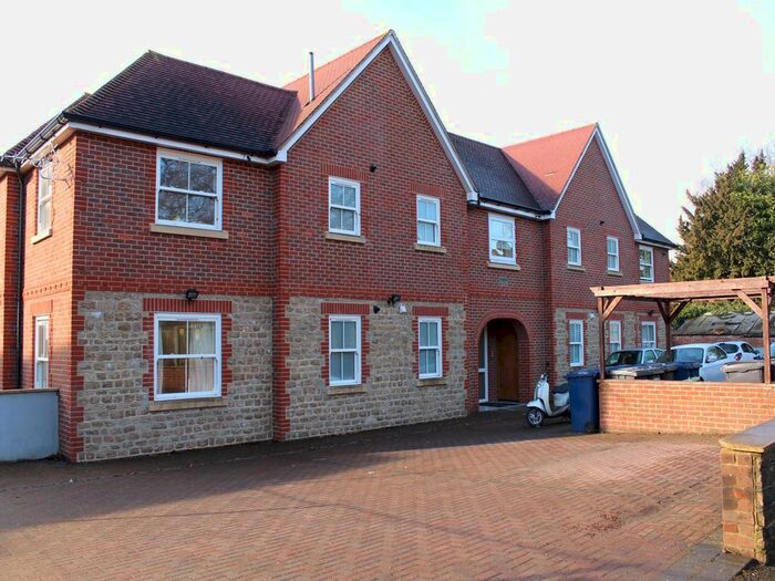 2 Bedroom Flat To Rent In Frith Hill Road, Godalming, GU7