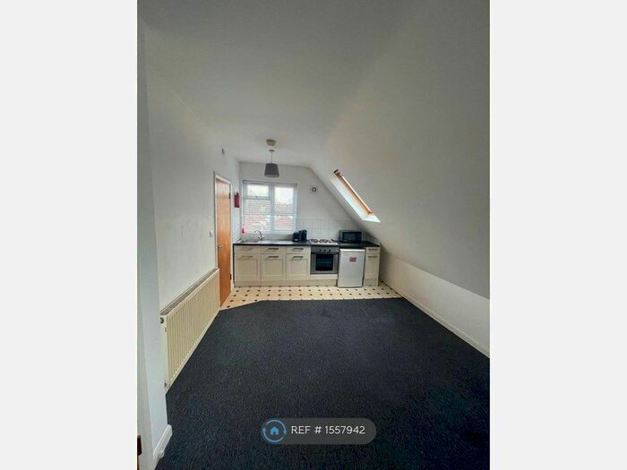 Studio To Rent In Brentmead Place, London, NW11