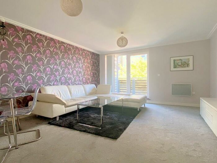 3 Bedroom Apartment To Rent In Fenchurch Walk, BN1