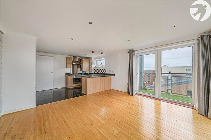 2 Bedroom Flat For Sale In Marsden Gardens, Dartford, Kent, DA1