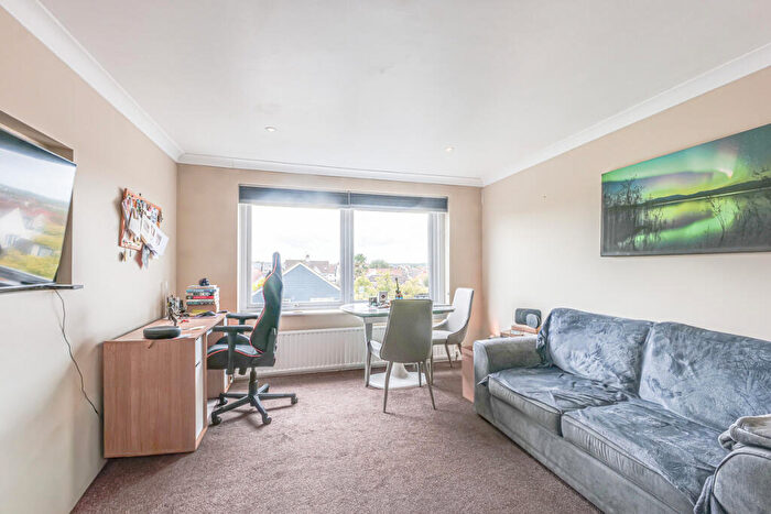 2 Bedroom Flat For Sale In Fernleigh Drive, Leigh-on-sea, SS9