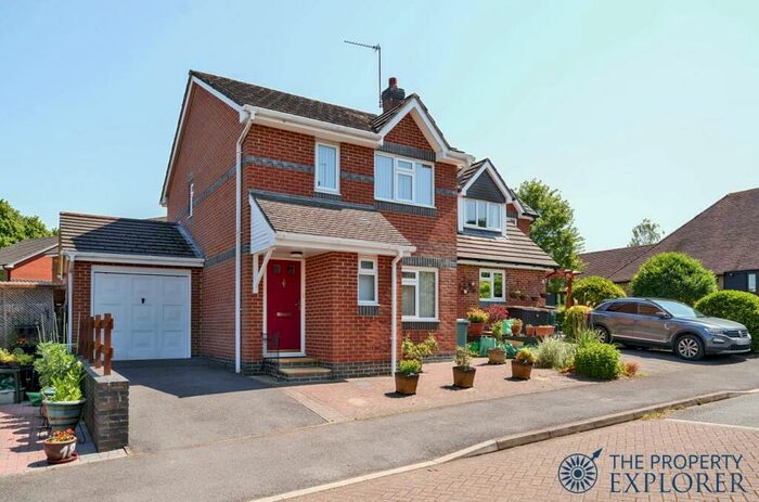 3 Bedroom Detached House For Sale In Birches Crest, Hatch Warren, RG22