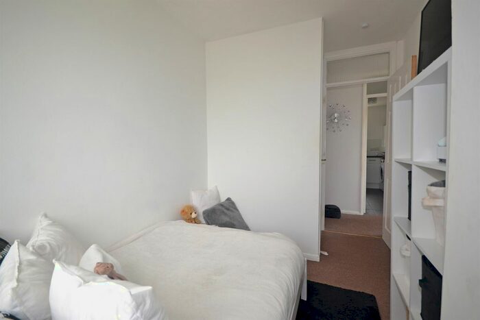 2 Bedroom Flat For Sale In Kingsway, Selsey, West Sussex, PO20