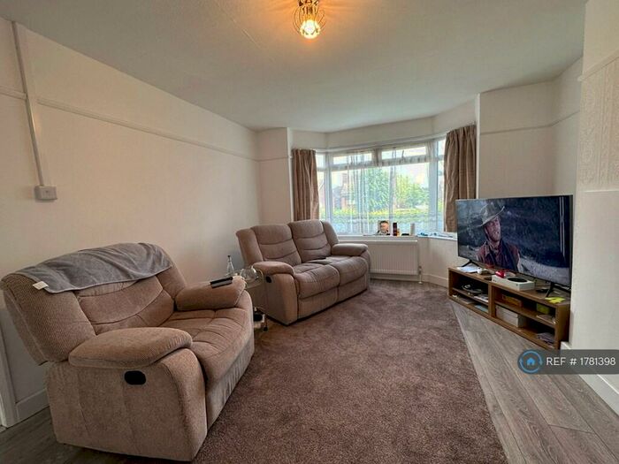 4 Bedroom Semi-Detached House To Rent In Lime Avenue, Luton, LU4