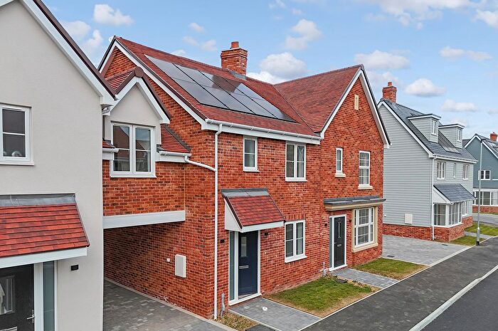 3 Bedroom Link Detached House For Sale In Hanningfield Park, Rettendon Common, CM3