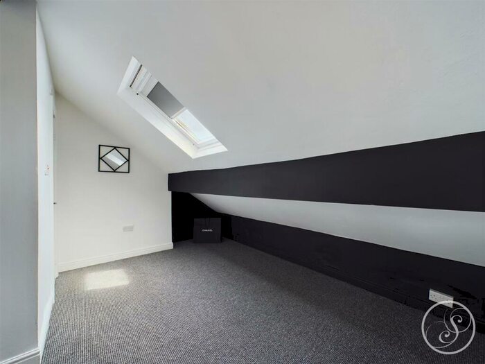 3 Bedroom Terraced House For Sale In Hillcrest View, LS7
