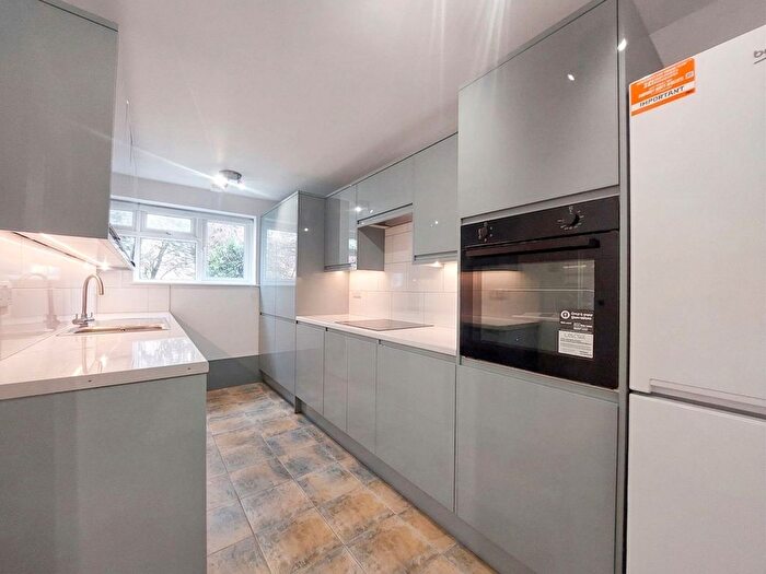 2 Bedroom Flat To Rent In Holden Road, Holmdene Holden Road, N12