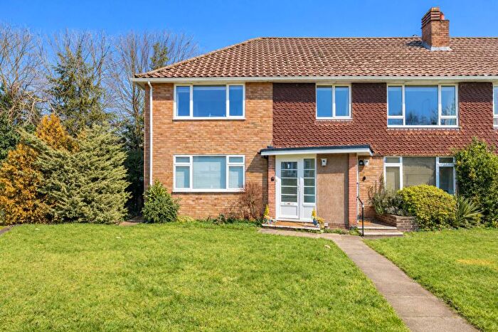 3 Bedroom Maisonette For Sale In Charmouth Court, St. Albans, Hertfordshire, AL1