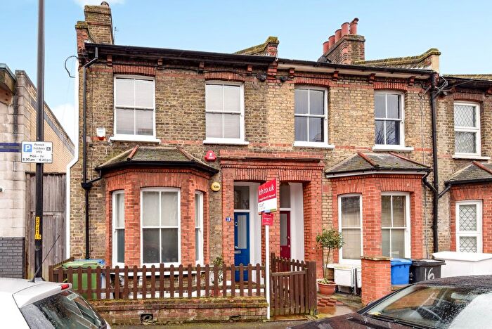 1 Bedroom Flat To Rent In Badsworth Road, Camberwell, London, SE5
