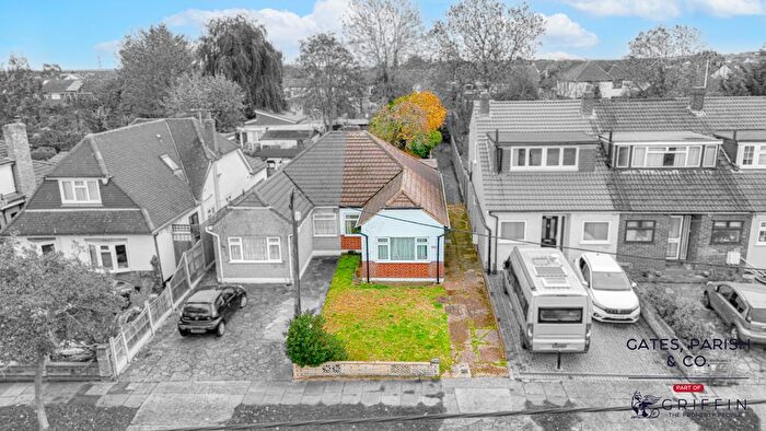 3 Bedroom Semi Detached House For Sale In Cranham Gardens, Upminster, RM14