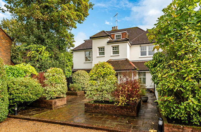 2 Bedroom Flat For Sale In Round Oak Road, Weybridge, Surrey, KT13