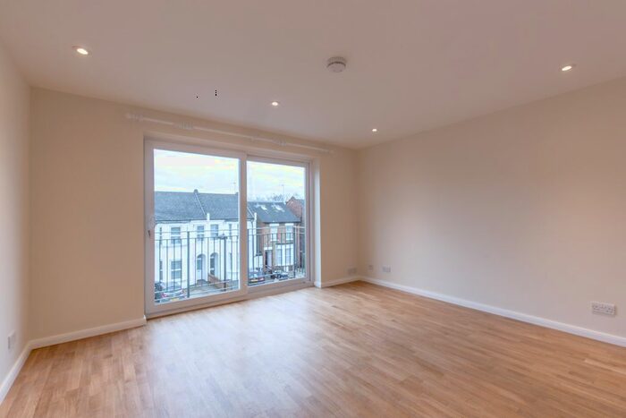 Studio To Rent In The Limes Avenue, London, N11