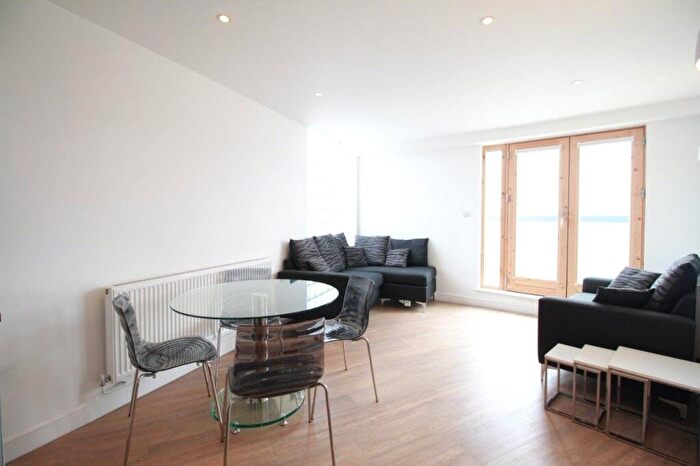 2 Bedroom Apartment To Rent In Green Lanes, Palmers Green, London, N13