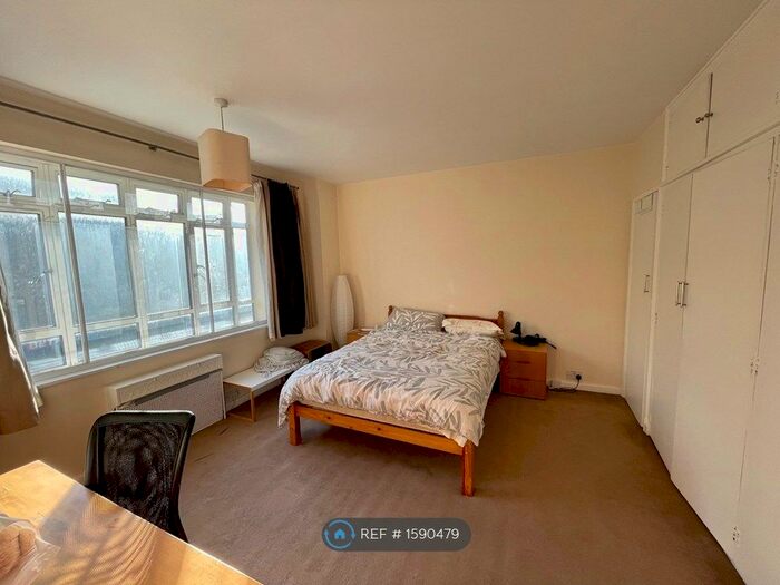 2 Bedroom Flat To Rent In Paramount Court, London, WC1E