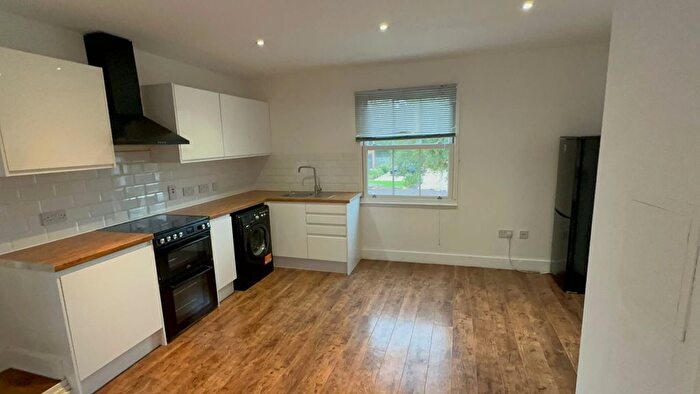 3 Bedroom Flat To Rent In High Street, Northwood, HA6