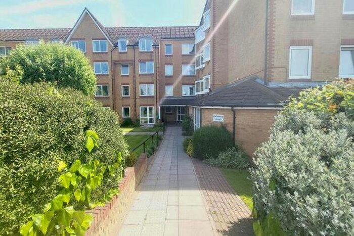 1 Bedroom Flat To Rent In Cassio Road, Watford, WD18