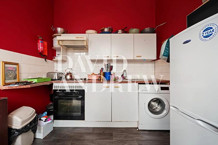 Flat To Rent In Victoria Road, London, N4