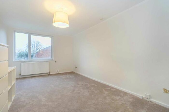 1 Bedroom Flat To Rent In Deacons Walk, Hampton, TW12