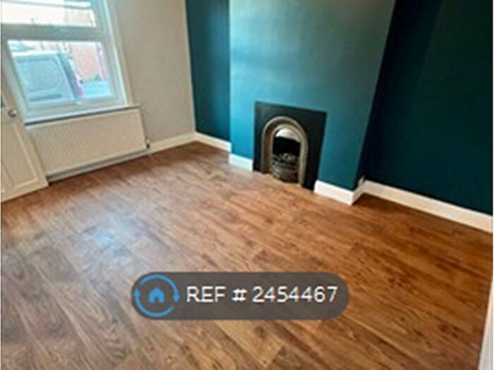 4 Bedroom End Of Terrace House To Rent In Aviary Grove, Leeds, LS12