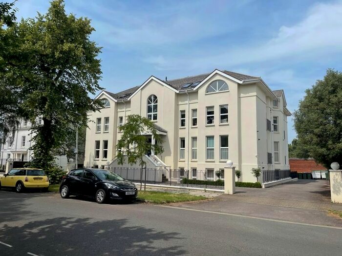 3 Bedroom Flat To Rent In Wellington Square, Cheltenham, GL50