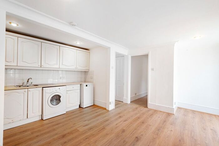 2 Bedroom Flat To Rent In Terrapin Road, Tooting Bec, London, SW17