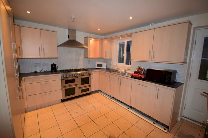 5 Bedroom House To Rent In Dragon Road, Hatfield, AL10
