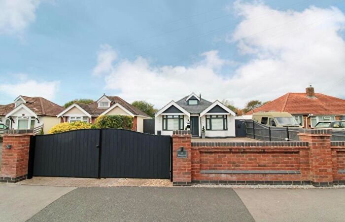 5 Bedroom Detached Bungalow For Sale In Newgate Lane, Fareham, PO14