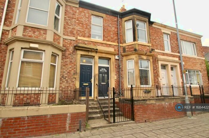 2 Bedroom Flat To Rent In Brinkburn Avenue, Gateshead, NE8