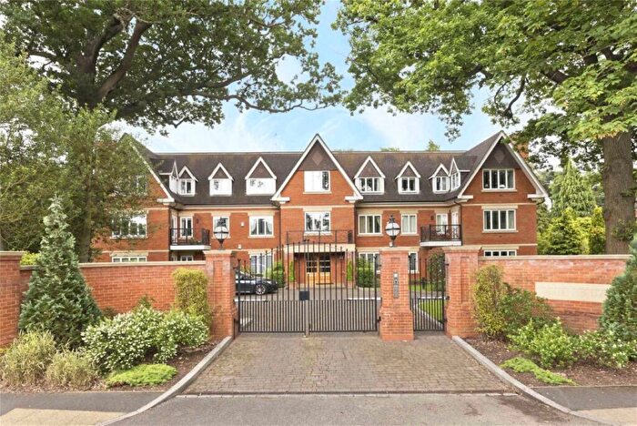 3 Bedroom Flat To Rent In Old Avenue, Weybridge, KT13