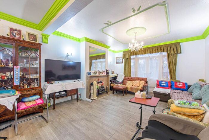 5 Bedroom Semi-Detached House For Sale In Powys Lane, Southgate, London, N13