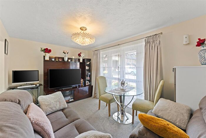 1 Bedroom Flat For Sale In Westcombe Lodge Drive, Hayes, UB4