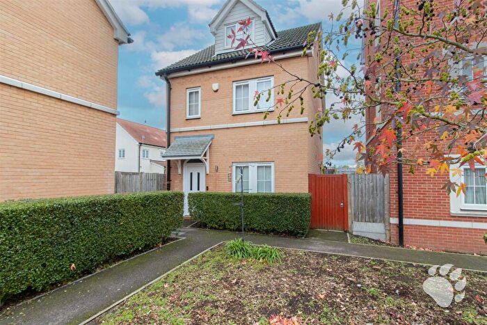 3 Bedroom Detached House For Sale In Britten Avenue, Basildon, SS14