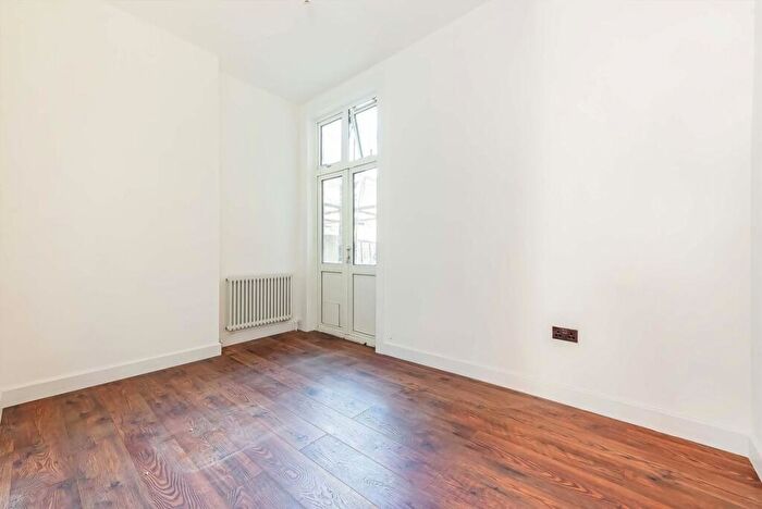 1 Bedroom Flat For Sale In Colney Hatch Lane, London, N10
