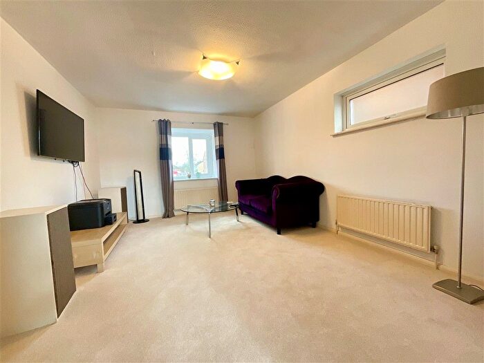 2 Bedroom Flat For Sale In Berwick Way, Sevenoaks, Kent, TN14