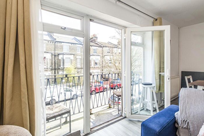 3 Bedroom Flat To Rent In Shenley Road London, SE5