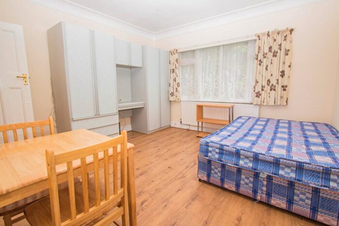 Flat To Rent In London, West Finchley, NW11
