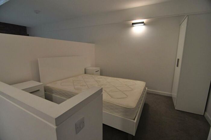 1 Bedroom Flat To Rent In Lilycroft Road, Bradford, BD9