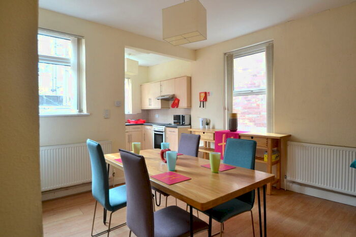 4 Bedroom Semi-Detached House To Rent In Bridge Grove, West Bridgford, NG2