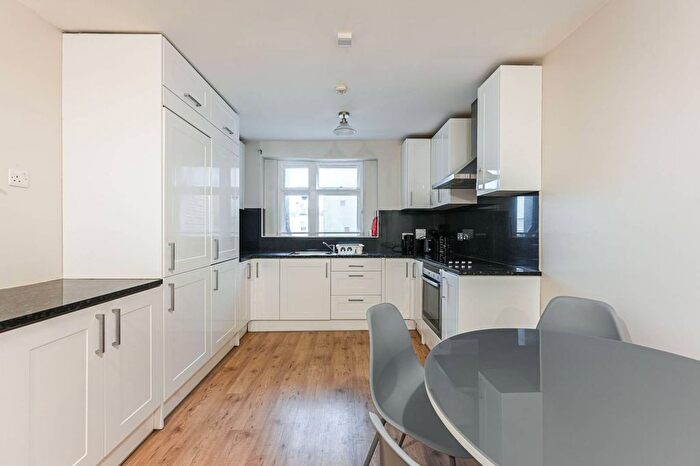 2 Bedroom Flat To Rent In Queens Gate, South Kensington, London, SW7