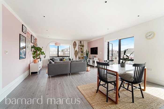 2 Bedroom Flat For Sale In Etwell Place, Surbiton, KT5