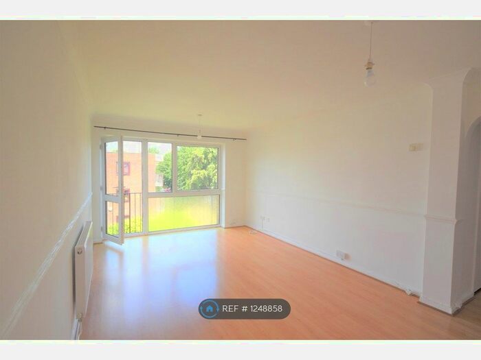 2 Bedroom Flat To Rent In Paddock Lodge, Enfield, EN1