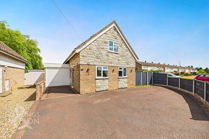 3 Bedroom Chalet For Sale In Finderne Drive, Wymondham, Norwich, NR18
