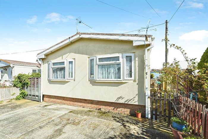 2 Bedroom Park Home For Sale In Ferrers Way, St. Johns Priory, Lechlade, GL7