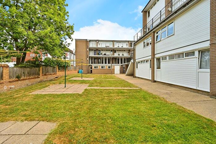 1 Bedroom Flat For Sale In High Street, Elstree, Borehamwood, WD6